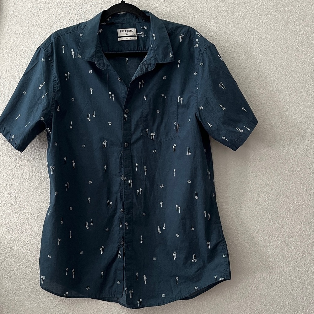 Men’s Billabong Blue Tropical Short-Sleeve Button-Down Shirt 
100% Cotton
Sz XL